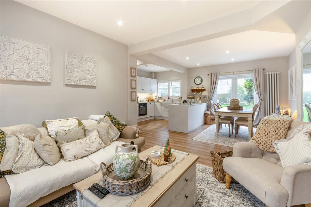 Property photo 3 of 34 8672865-Interior06.Jpg