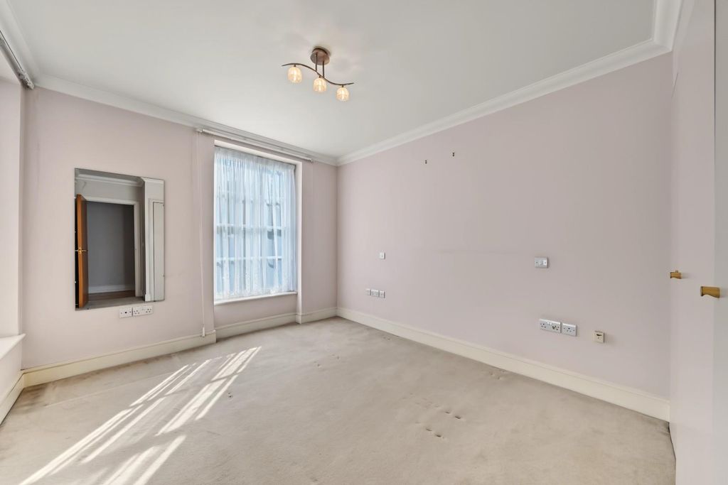 Property photo 3 of 9 Principle Bedroom