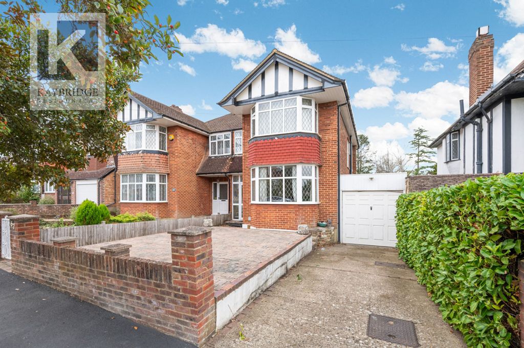 Property photo 1 of 12 Amberley Gardens, Epsom - Kt19 0Nq