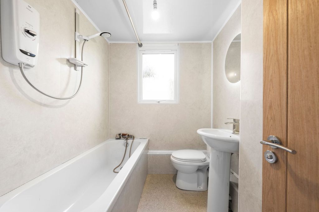 Property photo 3 of 12 Bathrooom