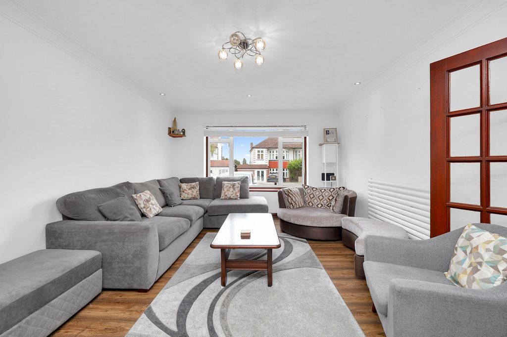 Property photo 2 of 28