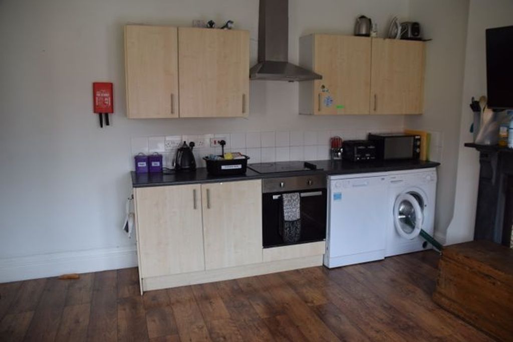 Property photo 1 of 7 A Tidy And Functional Kitchenette Equipped With Es...
