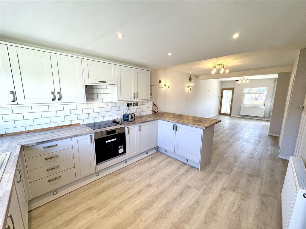 Property photo 2 of 17 Kitchen