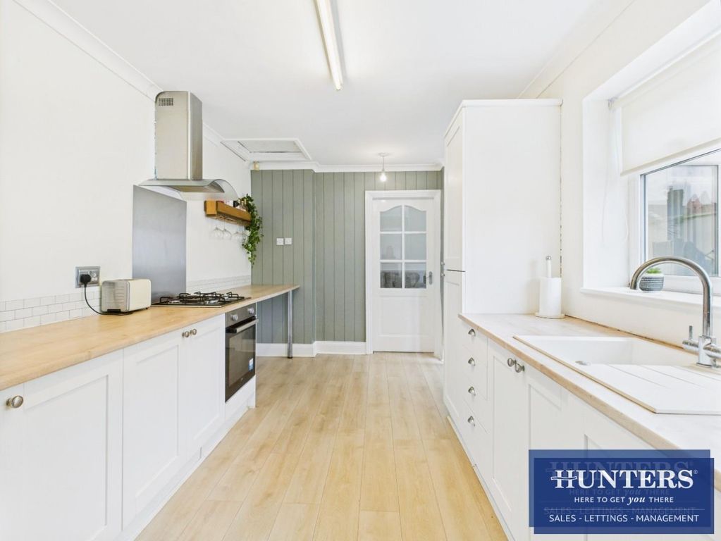 Property photo 3 of 10 Kitchen