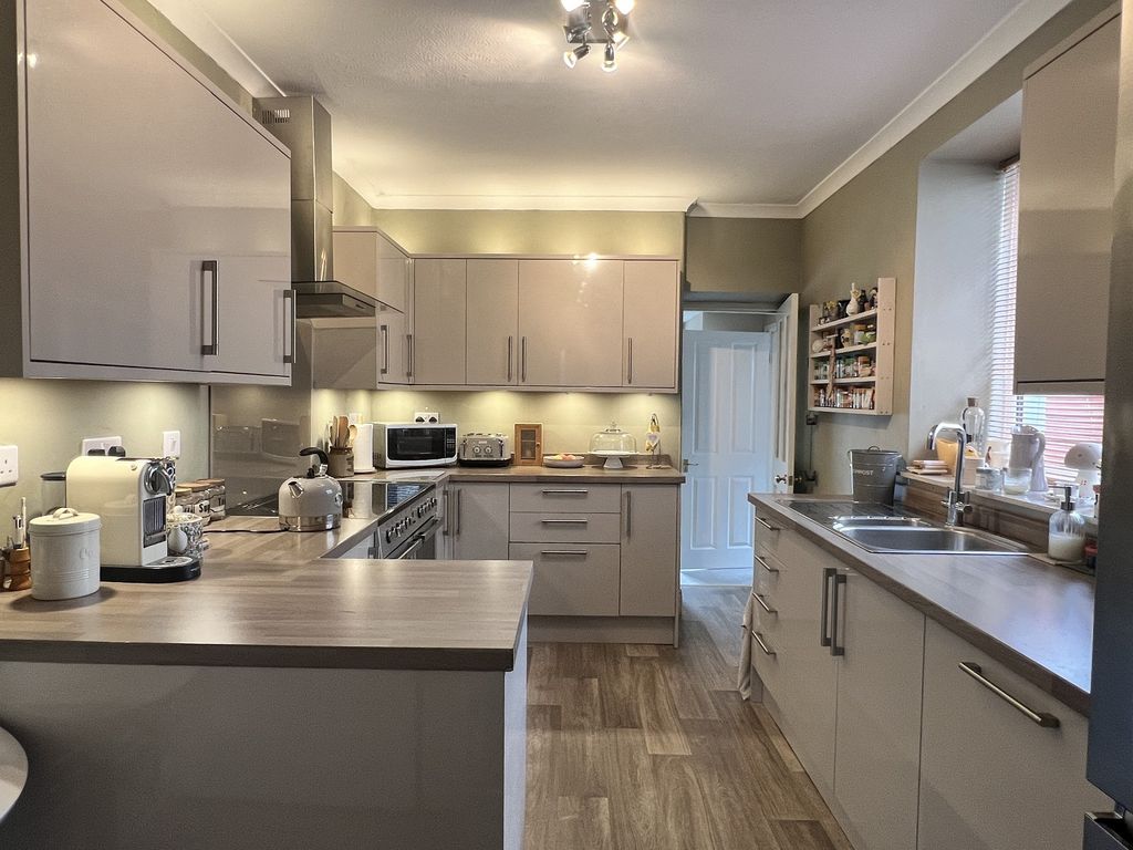 Property photo 2 of 19 Kitchen