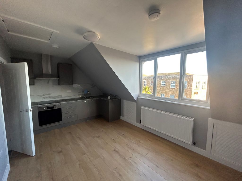 Property photo 1 of 7 Living Room