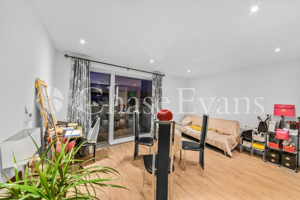Property photo 1 of 10 Living