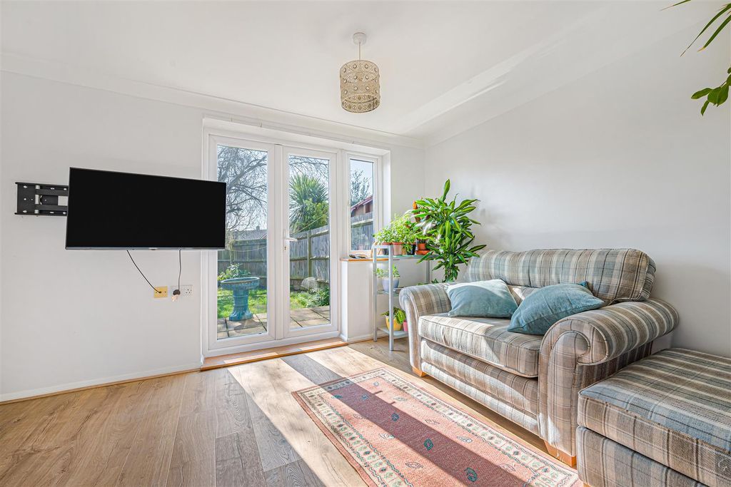 Property photo 3 of 16 Lounge