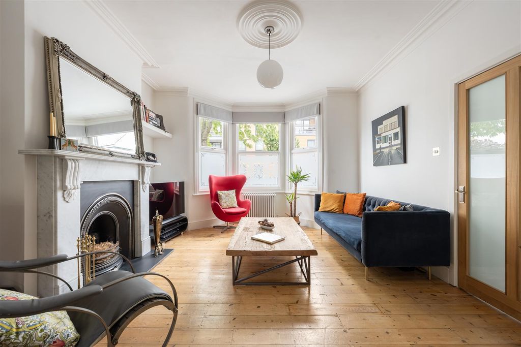 Property photo 2 of 52 Falmer Road, E17