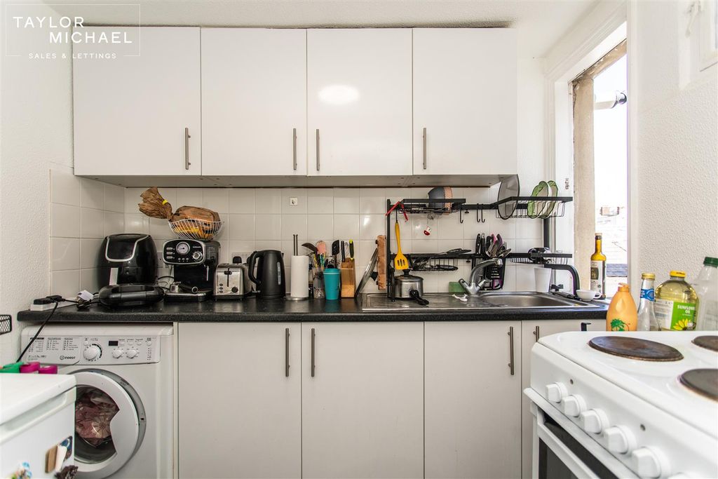 Property photo 2 of 10 Kitchen