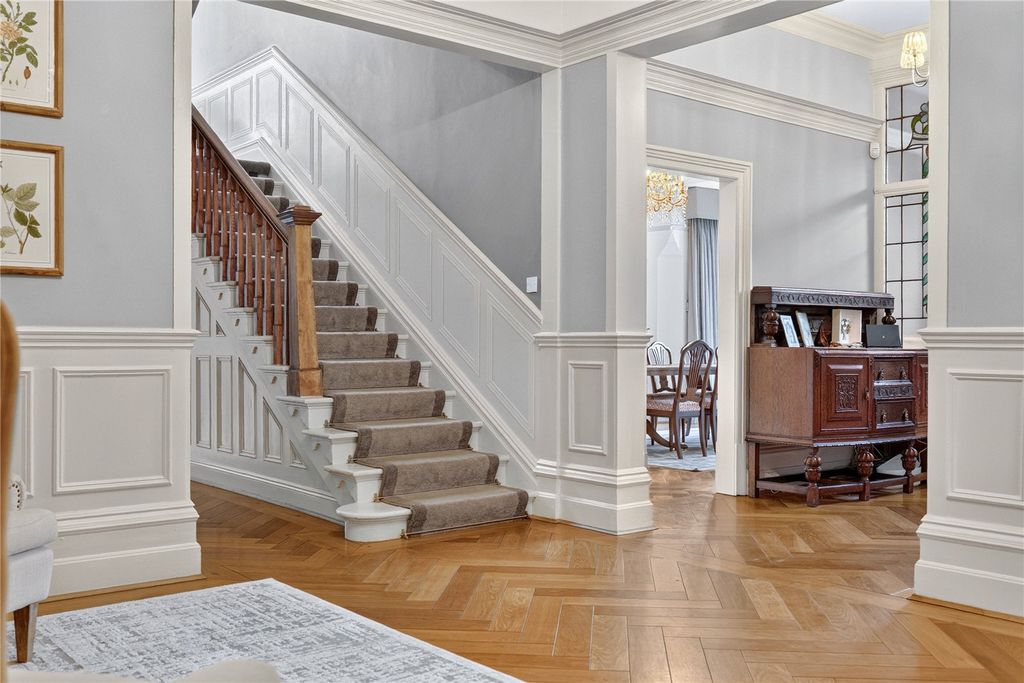Property photo 3 of 21 Entrance Hall
