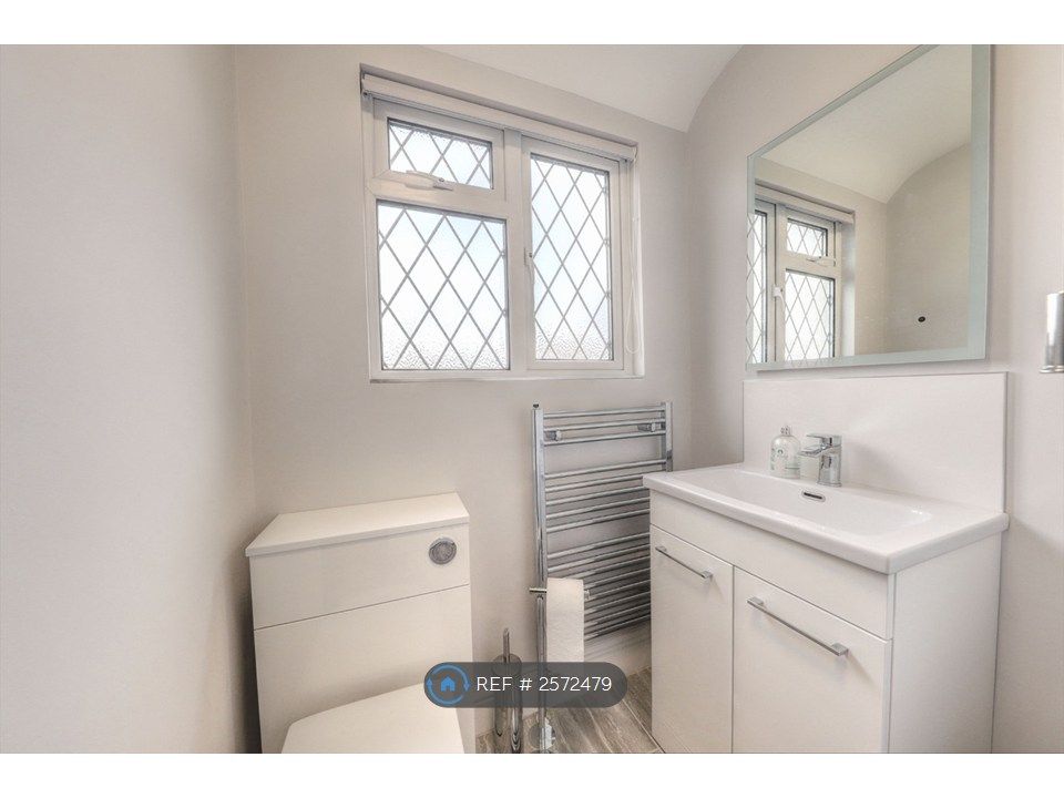 Property photo 3 of 18 Wc/Cloakroom