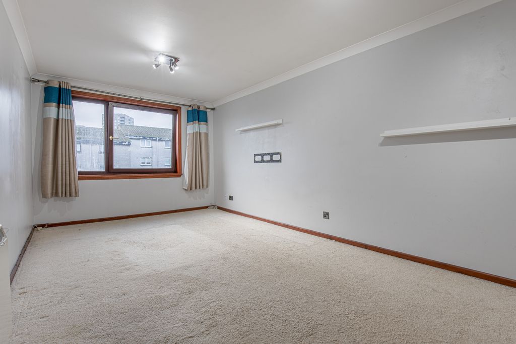 Property photo 3 of 9 Livingangle1