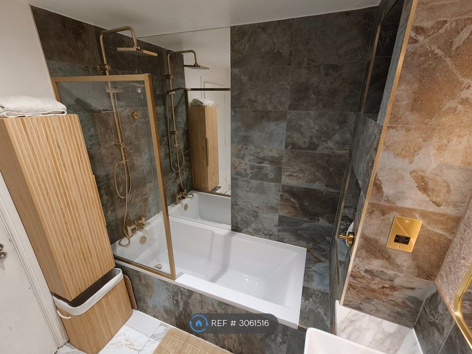 Property photo 2 of 19 Bathroom