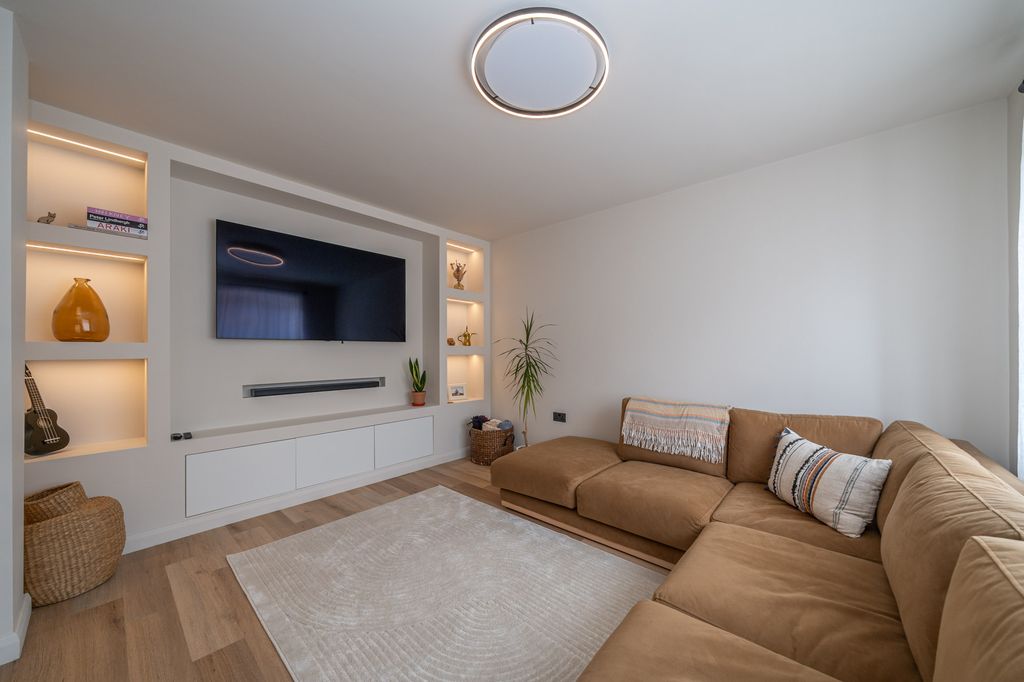 Property photo 2 of 14 27-Brook-Lane-00485