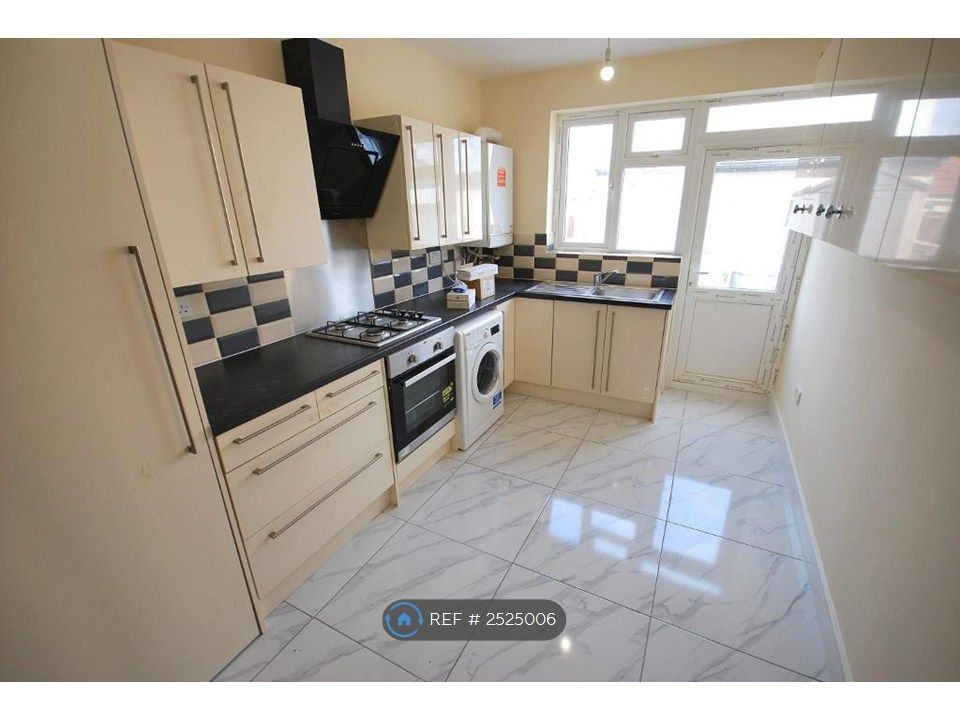 Property photo 3 of 10 Kitchen