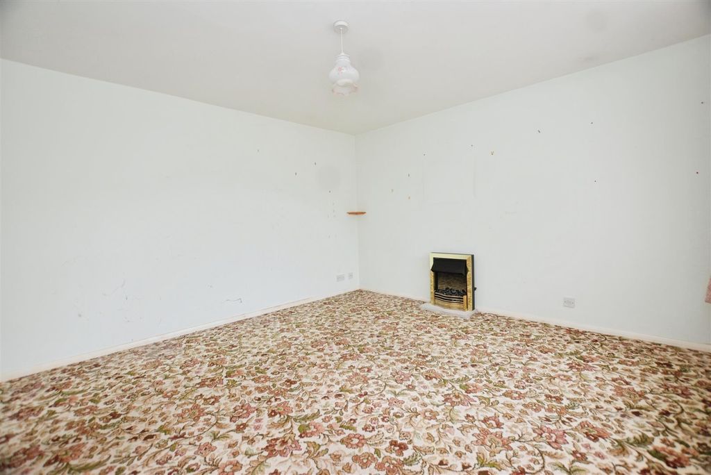 Property photo 3 of 11 Living Room