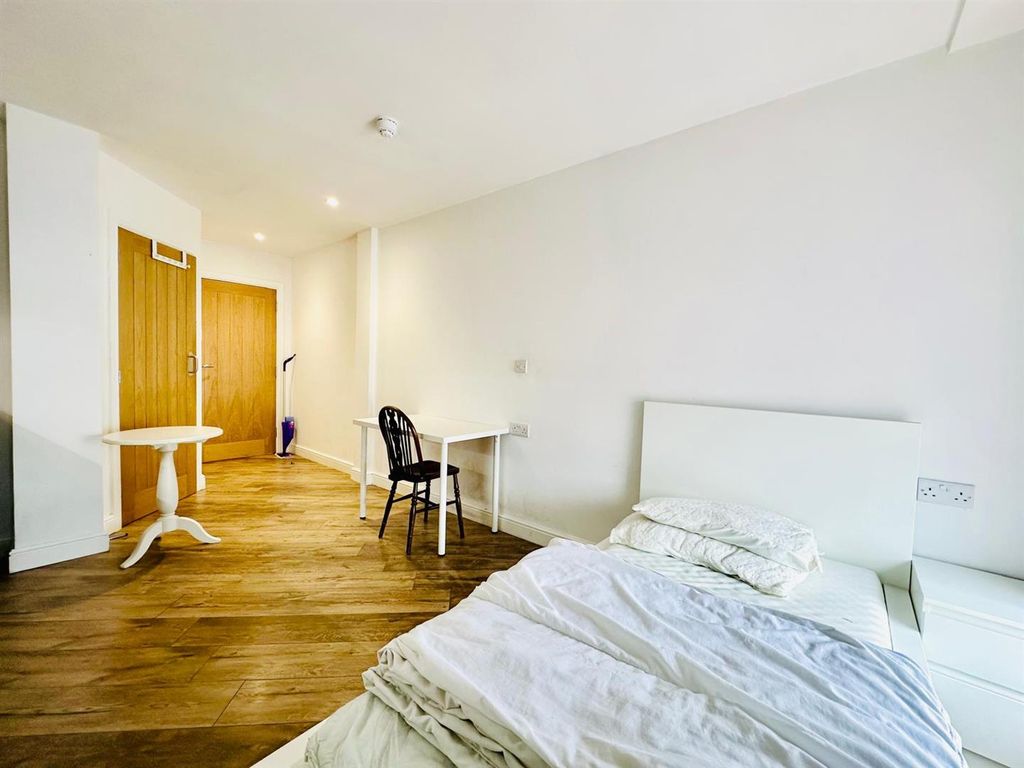 Property photo 3 of 8 Studio