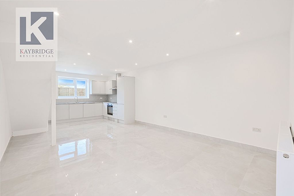 Property photo 2 of 11 Cudas Close, Epsom - Kt19 0Qf