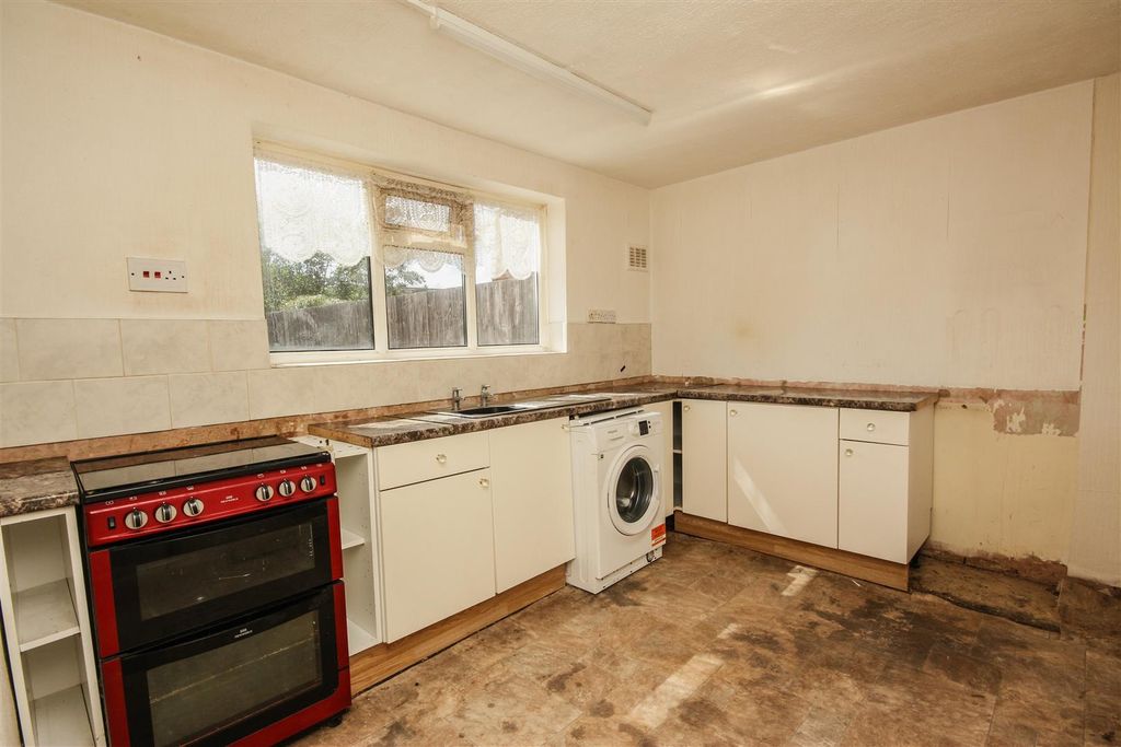 Property photo 3 of 8 Kitchen