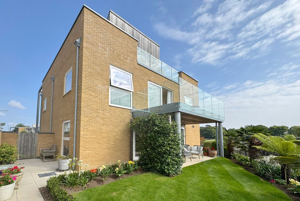 Property photo 1 of 24 12Rw Garden 2