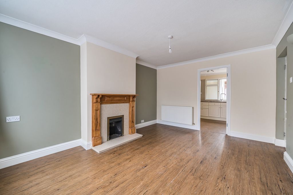 Property photo 3 of 11 1410096-13-698B25...