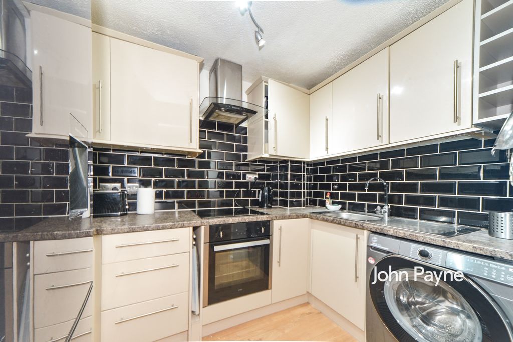 Property photo 2 of 8 Kitchen