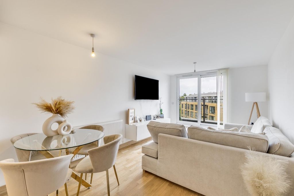 Property photo 2 of 37 Smeaton Court 22-7.Jpg