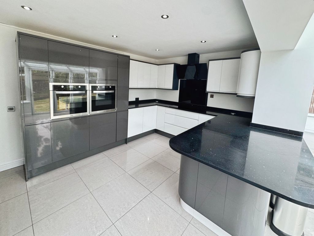 Property photo 3 of 35