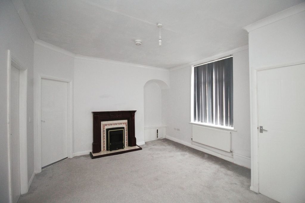 Property photo 3 of 12 Lounge