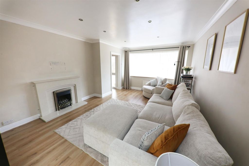 Property photo 3 of 19 Lounge