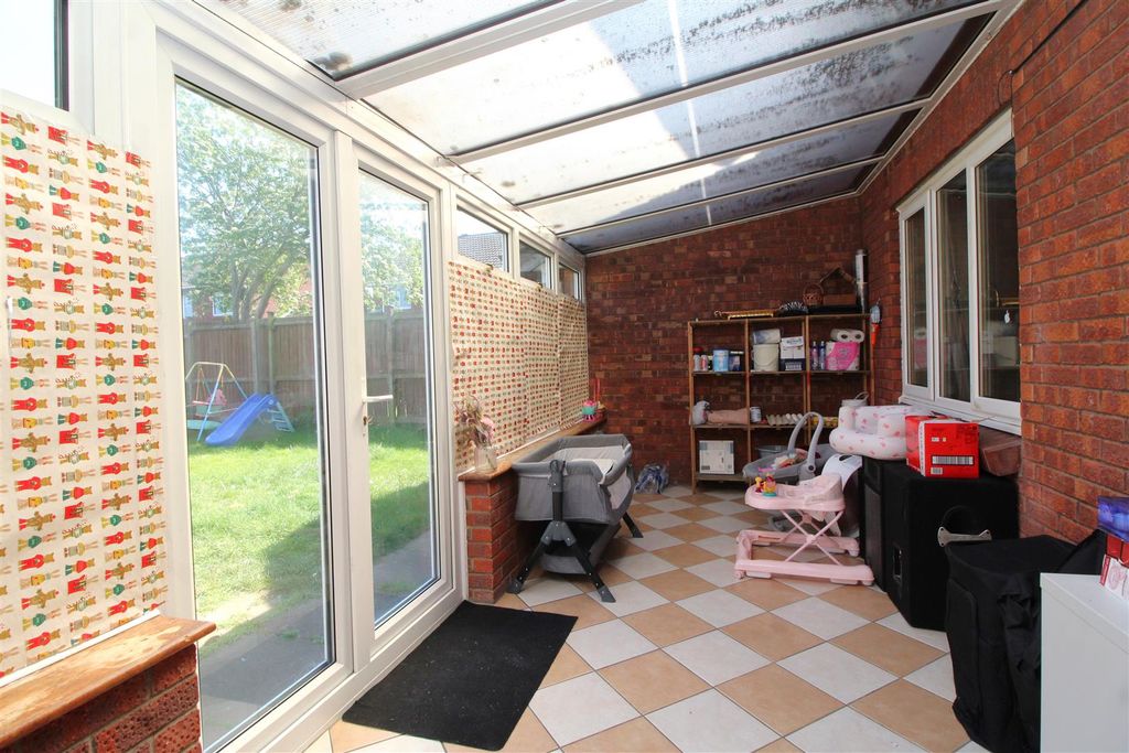 Property photo 3 of 12 Conservatory .Jpg