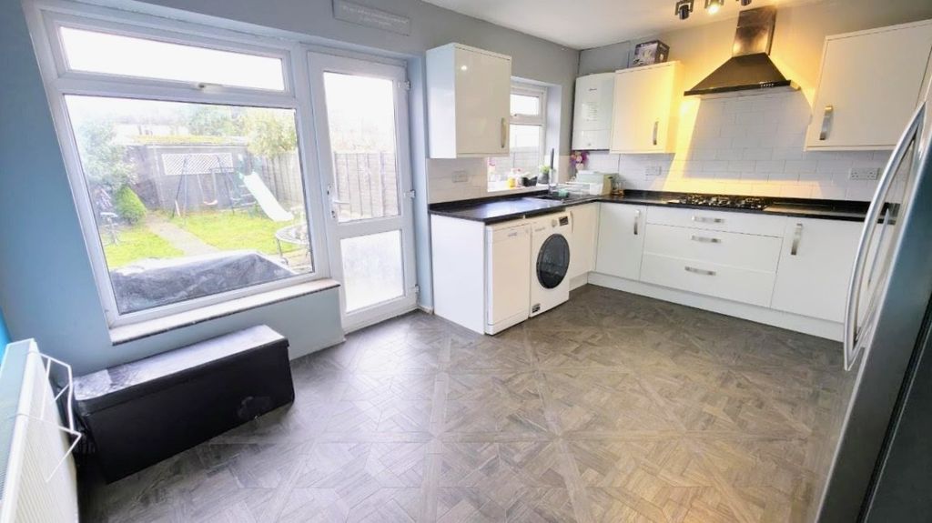 Property photo 3 of 20 Kitchen