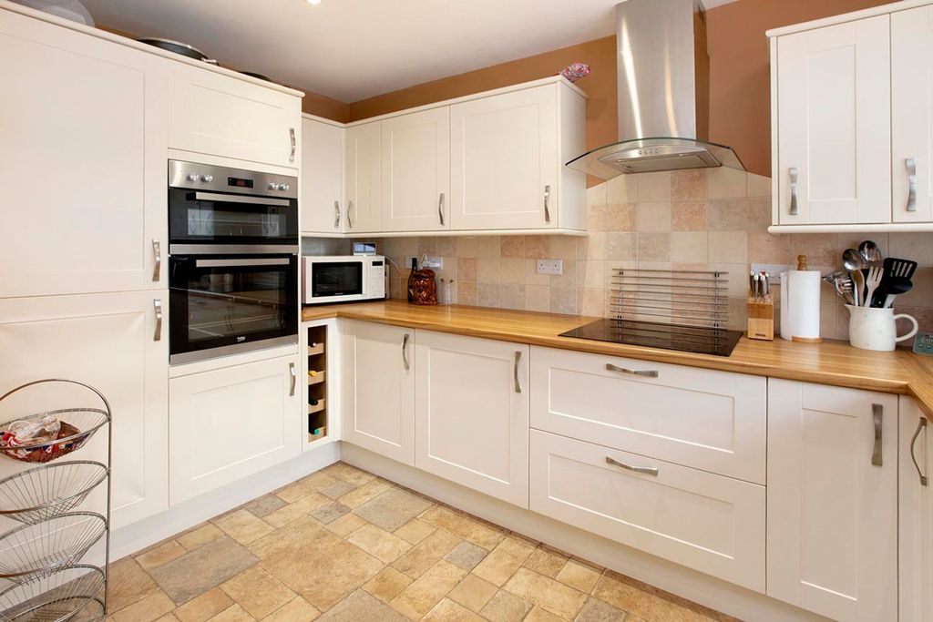 Property photo 2 of 23
