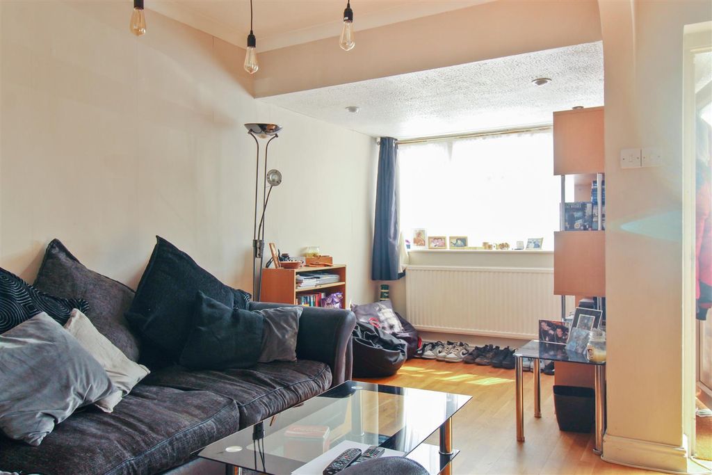 Property photo 3 of 6 Darrell Close Lounge.Jpg