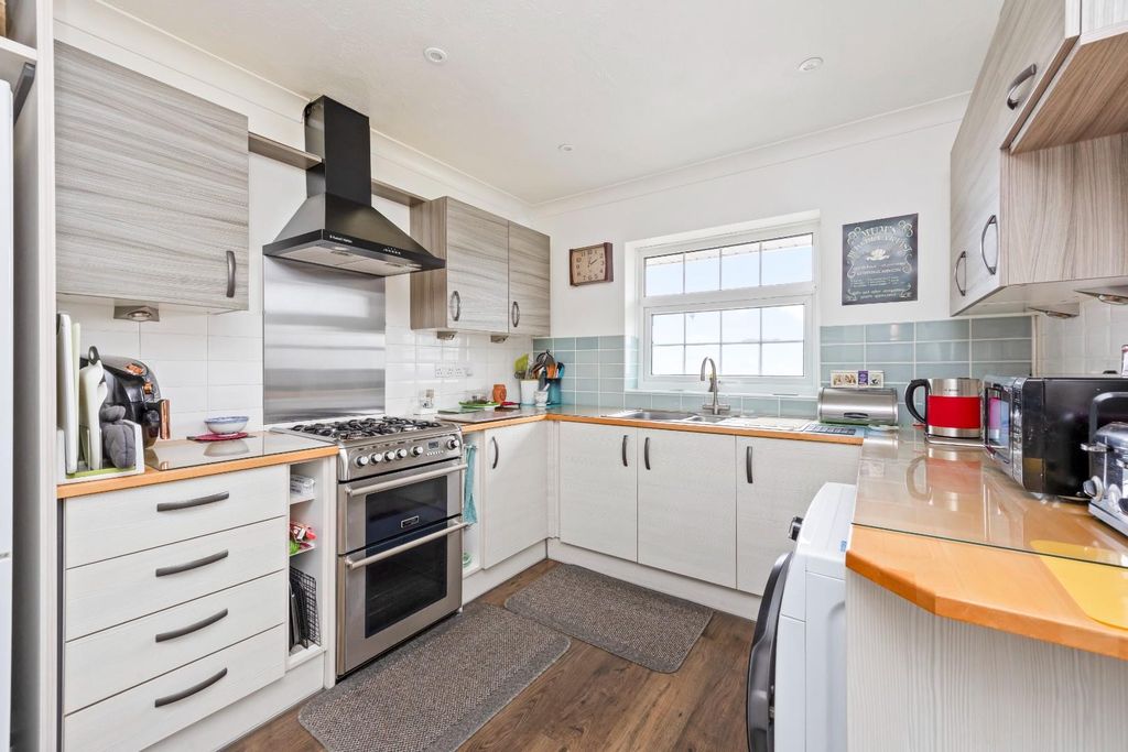 Property photo 3 of 24 Broad Rigg Avenue, 37_007.Jpg