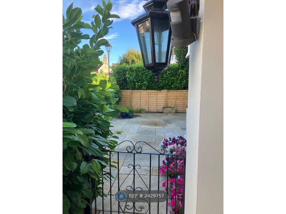 Property photo 3 of 26 View Into Enclosed Front Courtyard Garden