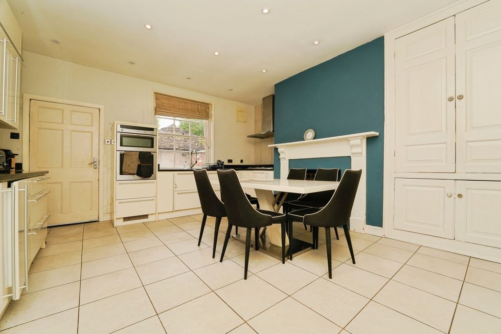 Property photo 3 of 17 Kitchen
