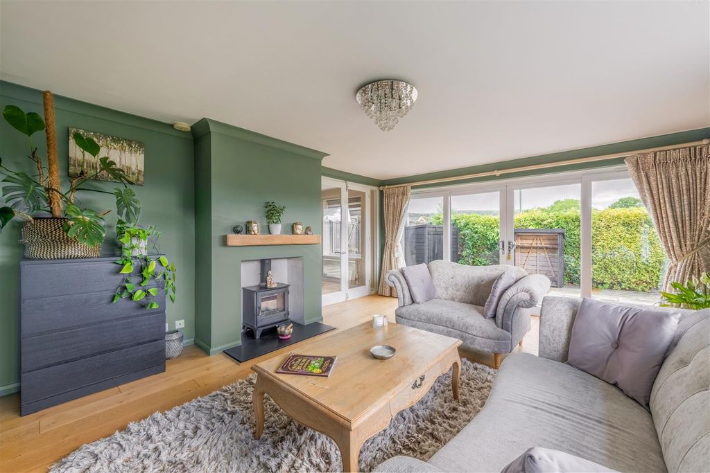 Property photo 3 of 32 19 Highlands Close-14.Jpg