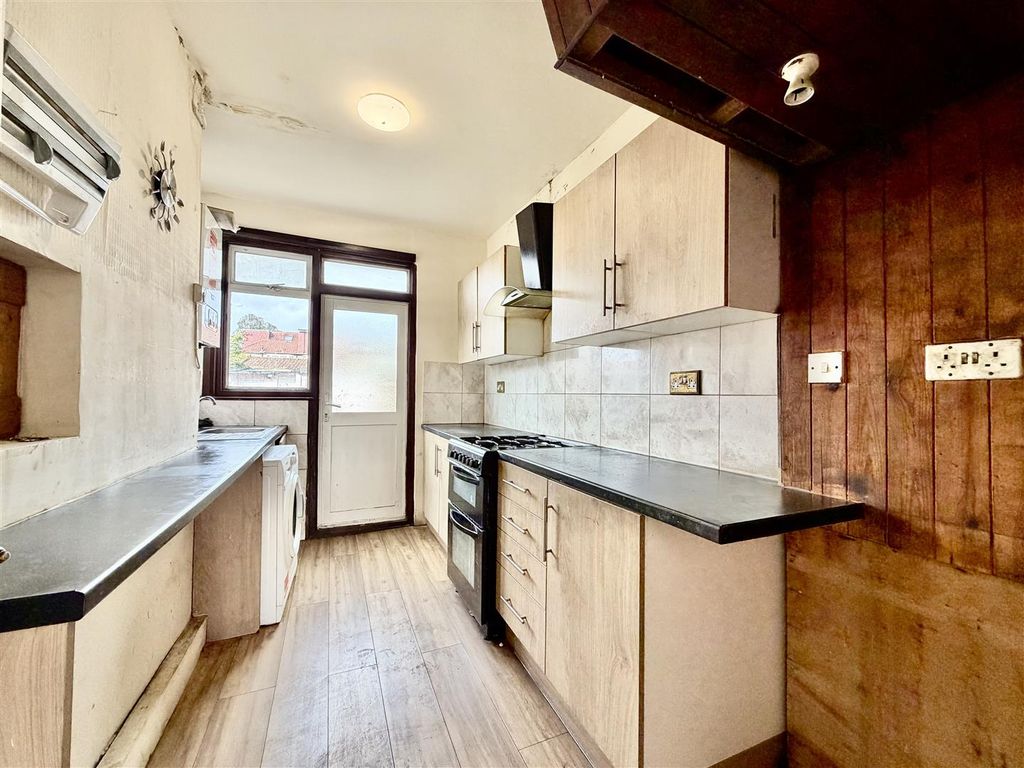 Property photo 3 of 10 Kitchen