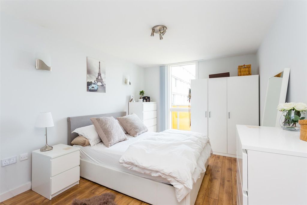 Property photo 3 of 9 2105201826_Lkhm_54 Emerson Apartments_N8 7Rf_011.J