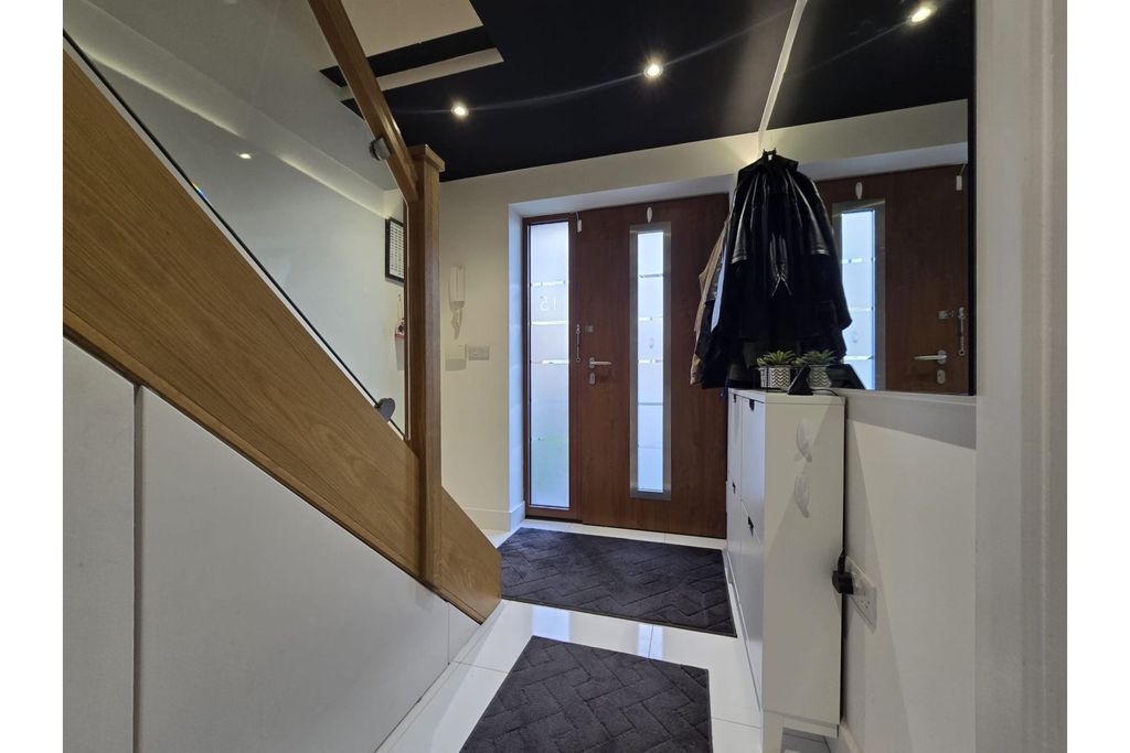 Property photo 3 of 19 Hallway