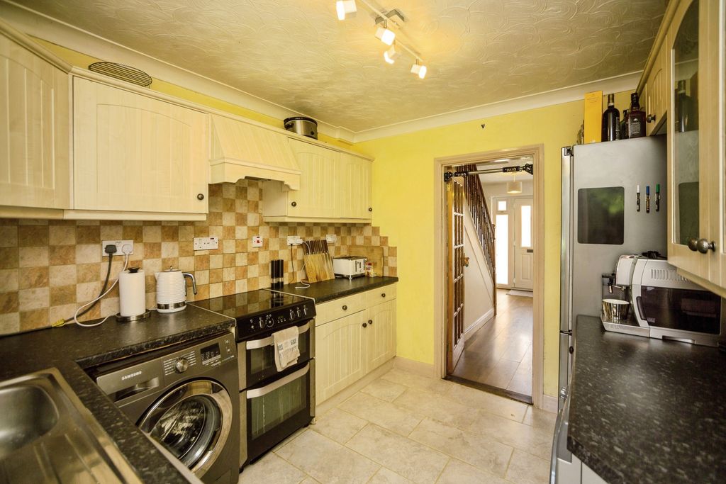 Property photo 2 of 19 Kitchen