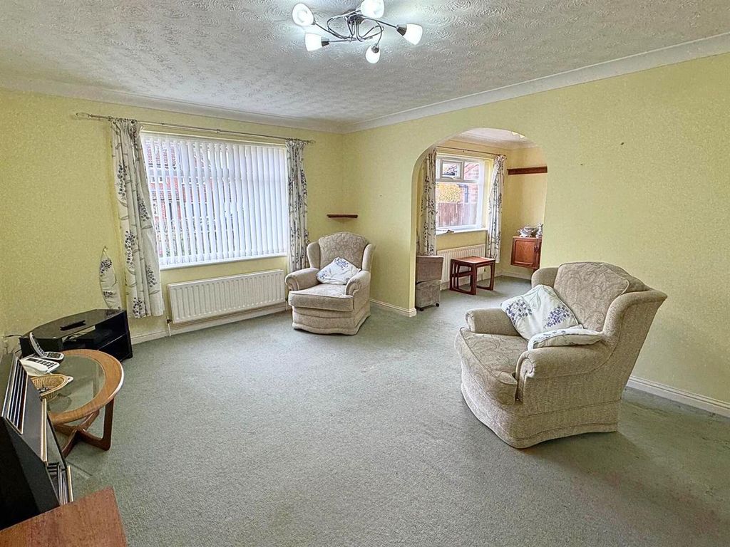 Property photo 3 of 16 Lounge