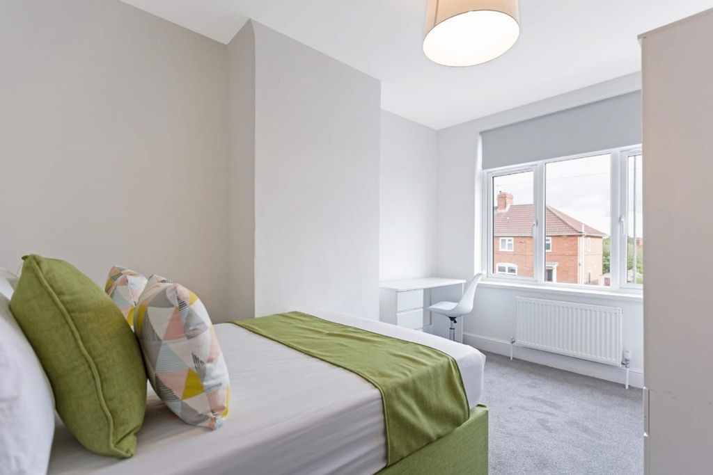 Property photo 1 of 13 A Bright And Inviting Double Bedroom Featuring Mod...