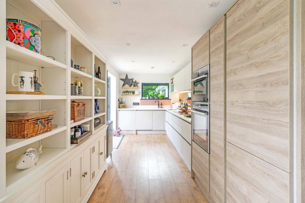 Property photo 3 of 18 Kitchen
