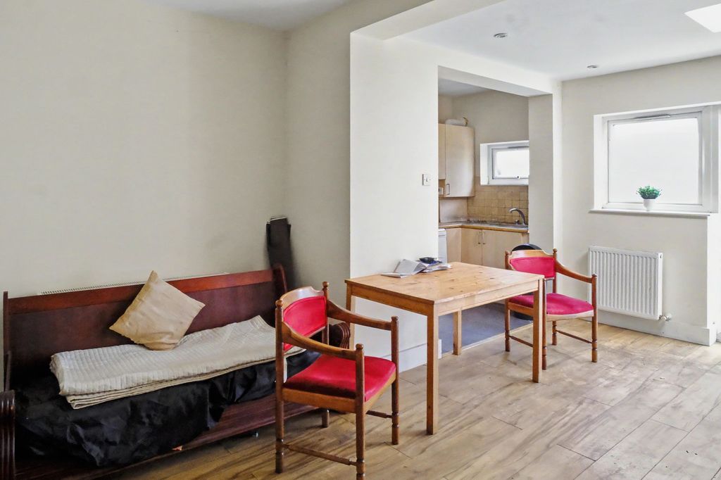 Property photo 2 of 25 38 Central Road, Wembley Ha0 2Lh