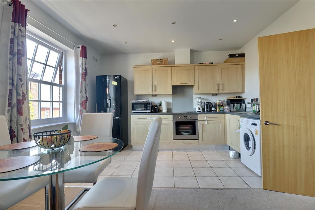 Property photo 3 of 11 Kitchen Area