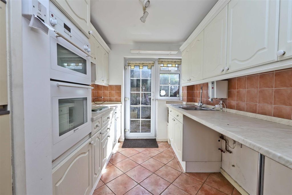 Property photo 3 of 12 Kitchen