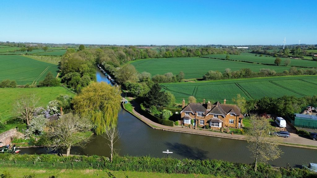 Property photo 2 of 23 Long Buckby Wharf